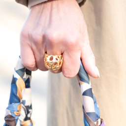 50代6日間コーデ_カジュアル編「DAY5」_ゴールドリング