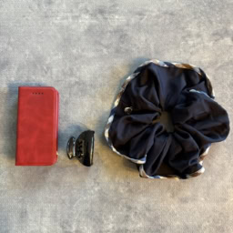 ノーブルなネイビーに近い黒にブランドアイコンのクラブチェックがアクセント