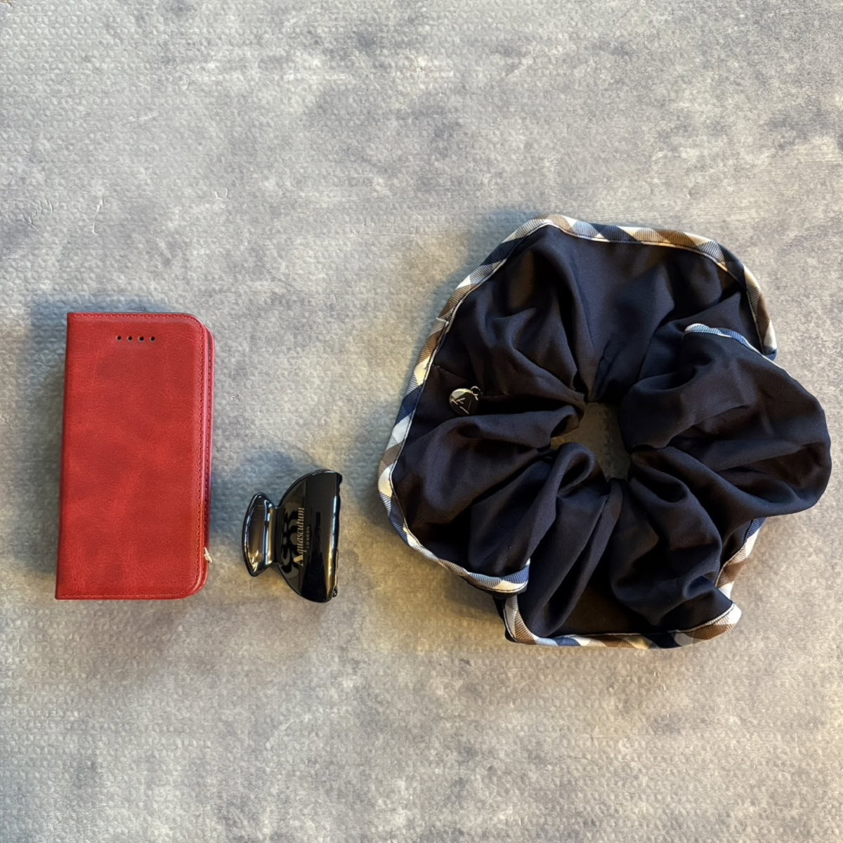 ノーブルなネイビーに近い黒にブランドアイコンのクラブチェックがアクセント