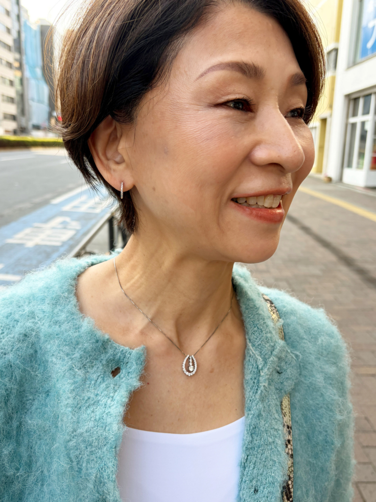 ネックレスとピアスは三越で購入