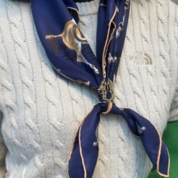 「『ザ・ノース・フェイス』のケーブルニットに、最近購入した『エルメス』のスカーフをアクセントにしてメリハリを」