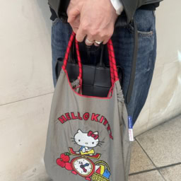 「バッグは『ボッテガ・ヴェネタ』と『ボールアンドチェーン』のキティちゃんを2個持ち。小物で遊んでみました」