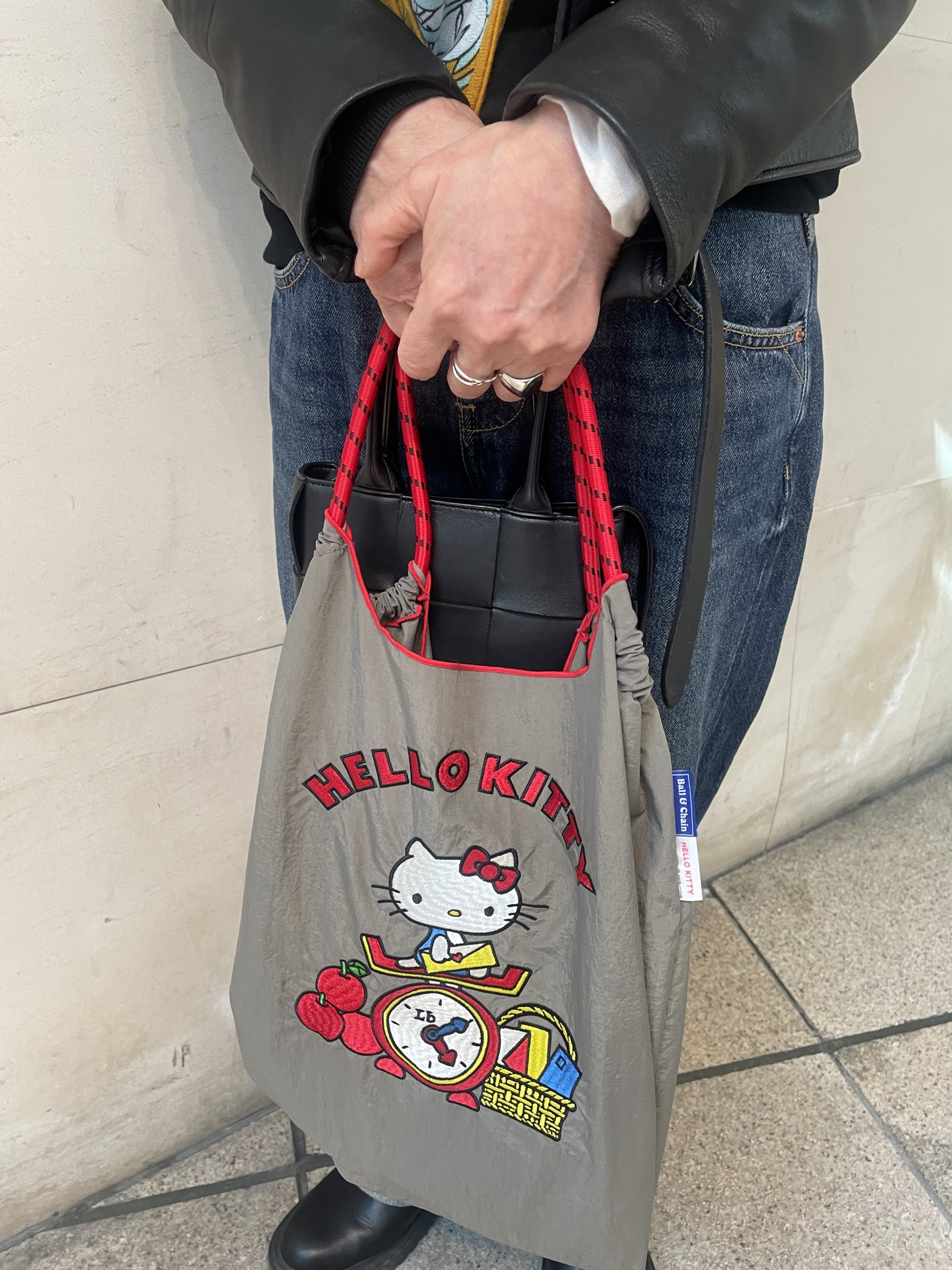 「バッグは『ボッテガ・ヴェネタ』と『ボールアンドチェーン』のキティちゃんを2個持ち。小物で遊んでみました」