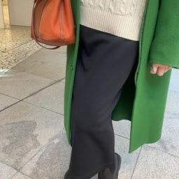 「印象的なカラーアイテムを使うときは、２色ほどにして、その他のアイテムは白や黒など、なるべくシンプルにまとめるようにしています」