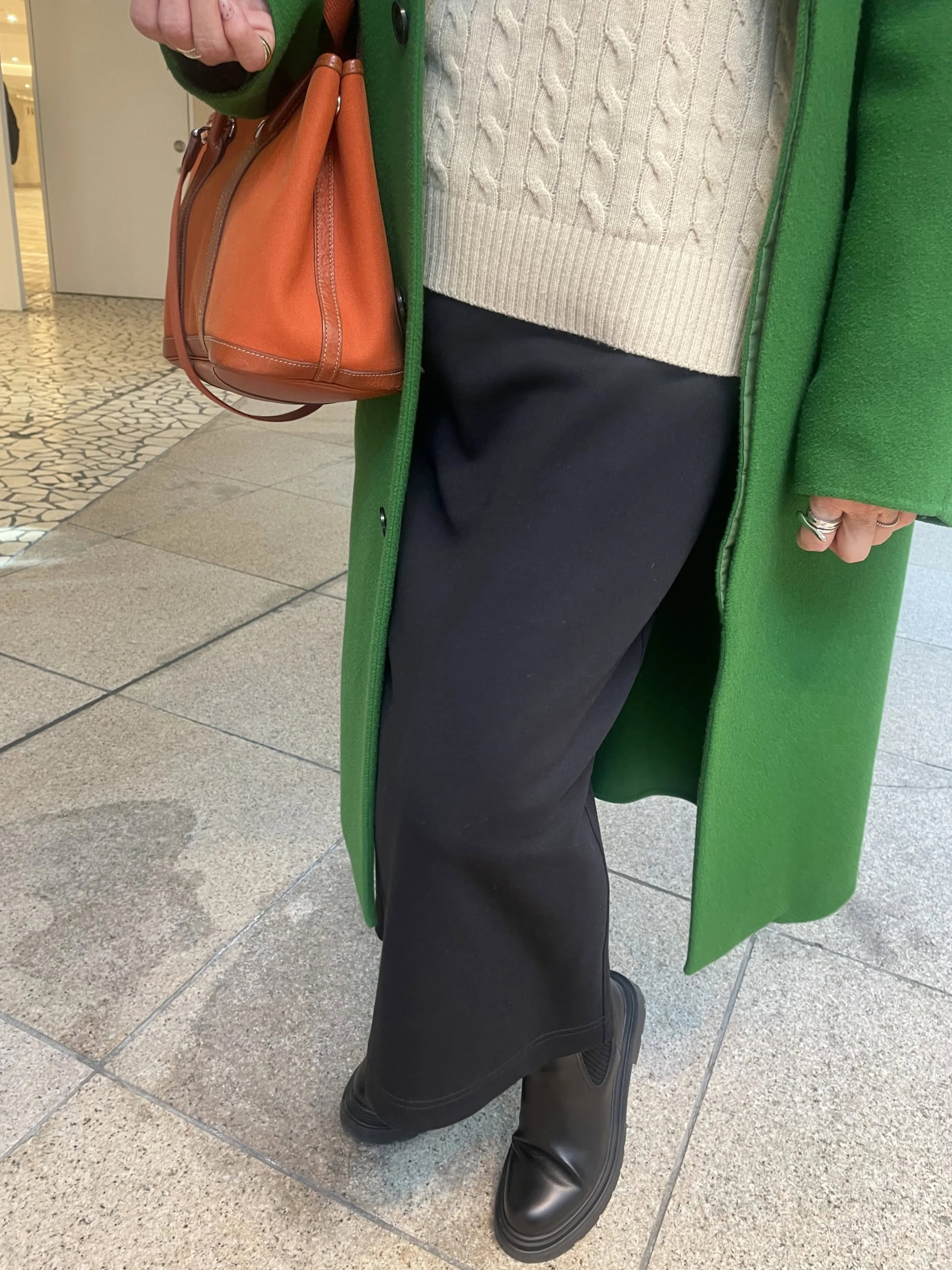 「印象的なカラーアイテムを使うときは、2色ほどにして、その他のアイテムは白や黒など、なるべくシンプルにまとめるようにしています」