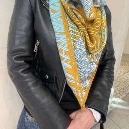 「大判ストールは友人からのプレゼント。コーデのポイントになってくれる配色が可愛く、顔まわりを明るく華やかに見せてくれるので出番が多いアイテムです」