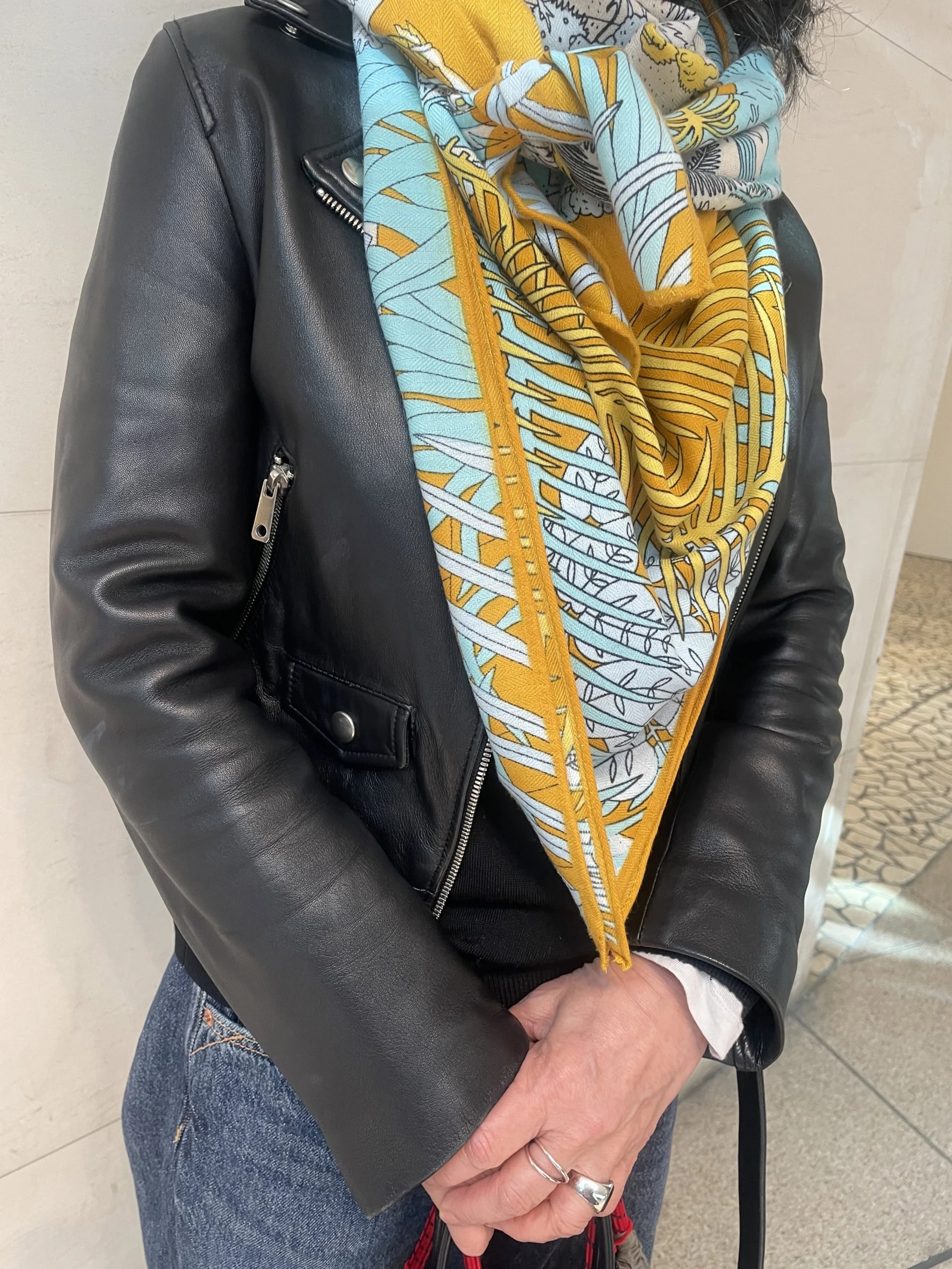 「大判ストールは友人からのプレゼント。コーデのポイントになってくれる配色が可愛く、顔まわりを明るく華やかに見せてくれるので出番が多いアイテムです」