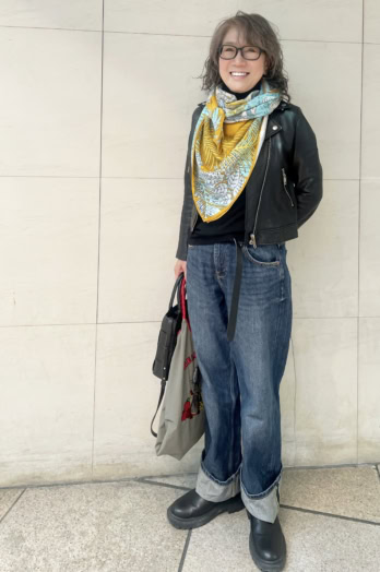 【60代お手本スナップ】軽やかな「大人のライダーススタイル」は、遊び心と抜け感が決め手！スカーフとキャラクターアイテムで作る、大人可愛い着こなし