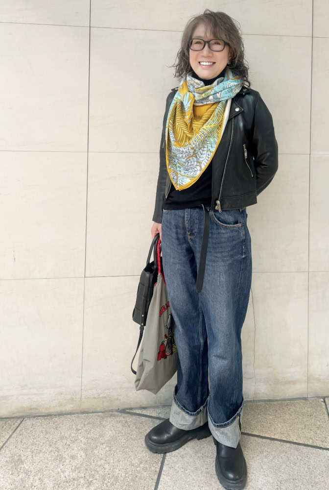 【60代お手本スナップ】軽やかな「大人のライダーススタイル」は、遊び心と抜け感が決め手!スカーフとキャラクターアイテムで作る、大人可愛い着こなし