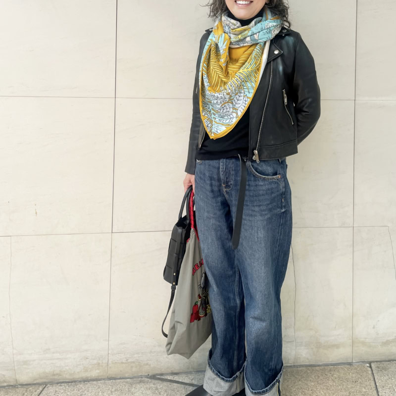 【60代お手本スナップ】軽やかな「大人のライダーススタイル」は、遊び心と抜け感が決め手！スカーフとキャラクターアイテムで作る、大人可愛い着こなし