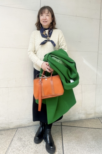 【60代お手本スナップ】鮮やかなカラーアイテムを品よく着こなすには？オシャレ度がグンと上がる着こなしは必見です！