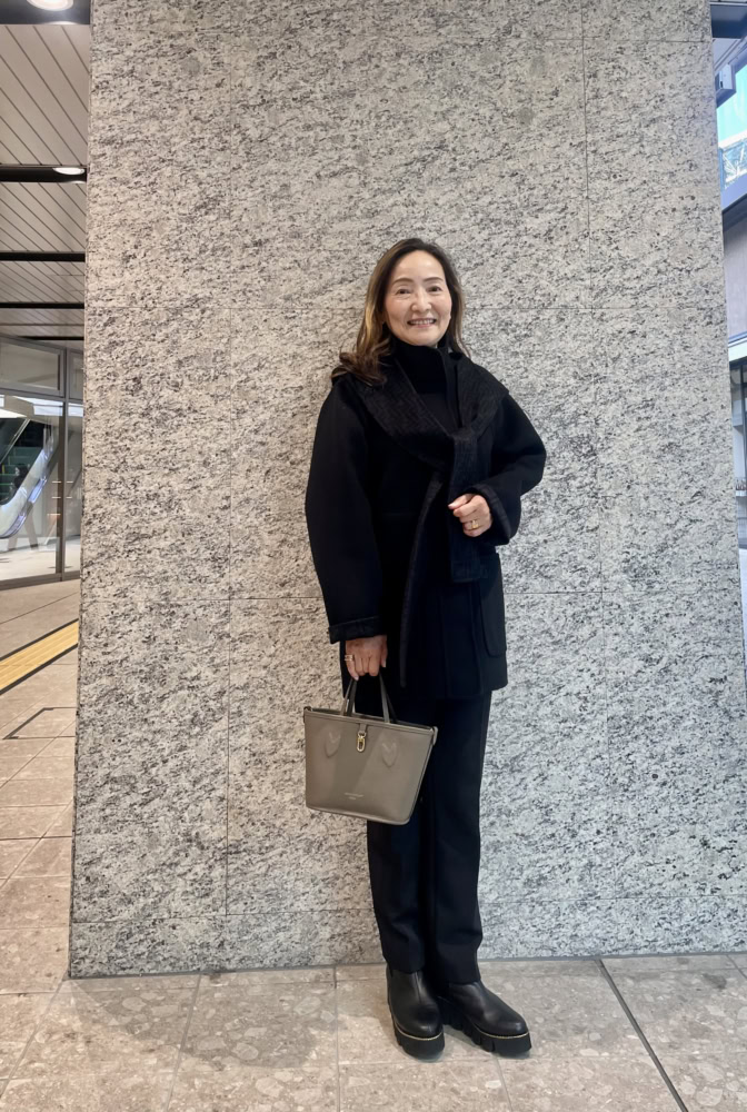 【60代お手本スナップ】重くならない「モノトーンスタイル」!小物やデザイン、ヘアカラーでバランスをとった大人の品格スタイル