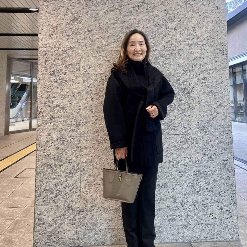 【60代お手本スナップ】重くならない「モノトーンスタイル」！小物やデザイン、ヘアカラーでバランスをとった大人の品格スタイル