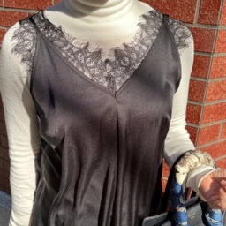 ピアスはゴールド×一粒パール。「シンプルなコーデにゴールドの暖かみをプラスしつつ、一粒パールのきちんと感で、打ち合わせや会話の場にもなじむ信頼感を大切にしています。顔まわりをさりげなく明るくしてくれるので、アクティブに過ごしたい日に出番が多いアイテムです」