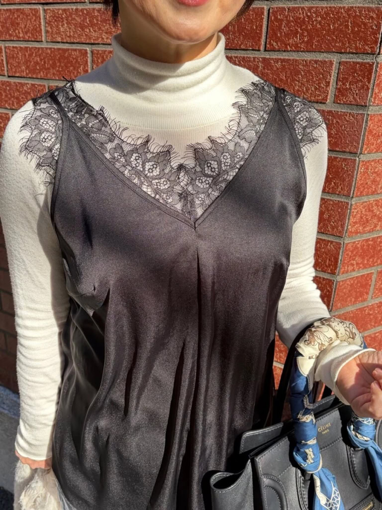 ピアスはゴールド×一粒パール。「シンプルなコーデにゴールドの暖かみをプラスしつつ、一粒パールのきちんと感で、打ち合わせや会話の場にもなじむ信頼感を大切にしています。顔まわりをさりげなく明るくしてくれるので、アクティブに過ごしたい日に出番が多いアイテムです」