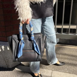 バッグは「セリーヌ」の黒をセレクト。「きちんと感をベースにしつつ、差し色として『エルメス』のブルーのスカーフをプラス。スカーフ使いは得意ではないので、巻き方はあえてシンプルに。バッグに結ぶだけで、ほどよいアクセントにしています」