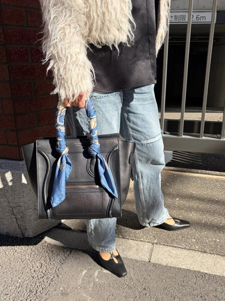 バッグは「セリーヌ」の黒をセレクト。「きちんと感をベースにしつつ、差し色として『エルメス』のブルーのスカーフをプラス。スカーフ使いは得意ではないので、巻き方はあえてシンプルに。バッグに結ぶだけで、ほどよいアクセントにしています」