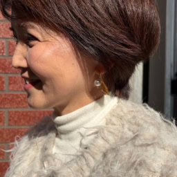 アウターは「ドローイングナンバーズ」のファージャケット。「軽くて暖かいので、インナーでおしゃれを楽しめるのも魅力です。中には『ガリャルダガランテ』の黒キャミソールを。光沢とレースの女性らしさはありつつ、主張しすぎないデザインで、レイヤードしても品よくまとまります」