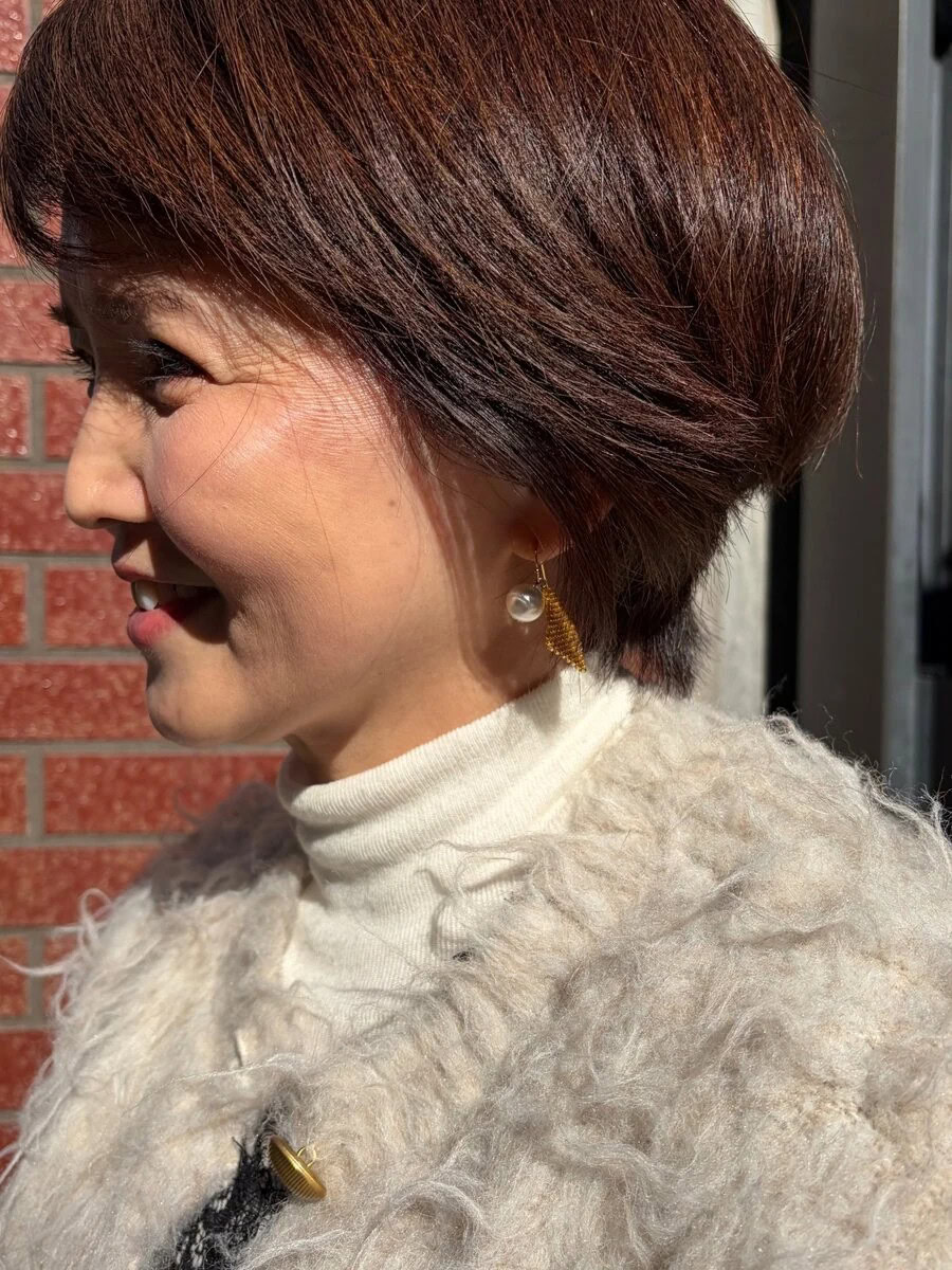 アウターは「ドローイングナンバーズ」のファージャケット。「軽くて暖かいので、インナーでおしゃれを楽しめるのも魅力です。中には『ガリャルダガランテ』の黒キャミソールを。光沢とレースの女性らしさはありつつ、主張しすぎないデザインで、レイヤードしても品よくまとまります」