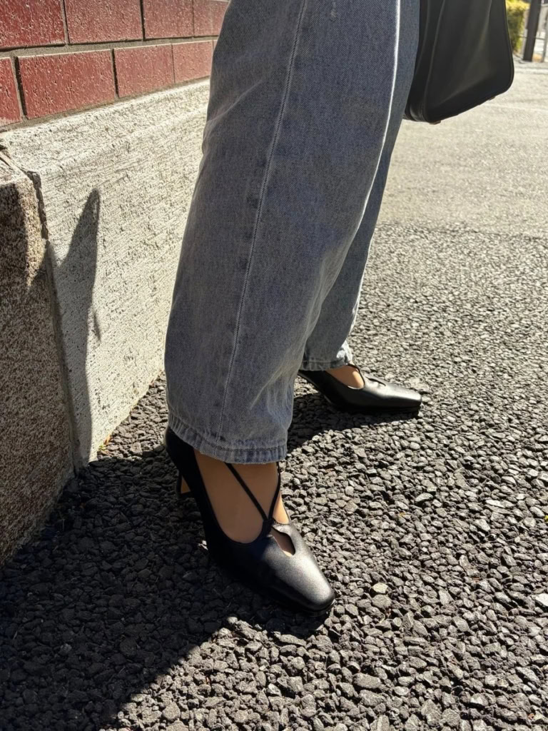 パンプスは「フェチコ」。「黒のラインはデニムに合わせて、少し外す感覚で。女性らしさの中に程よいシャープさがあり、ラフなデニムスタイルもきちんと感のある印象に引き締めてくれます。カラーはバッグとリンクさせ、黒で統一しました」