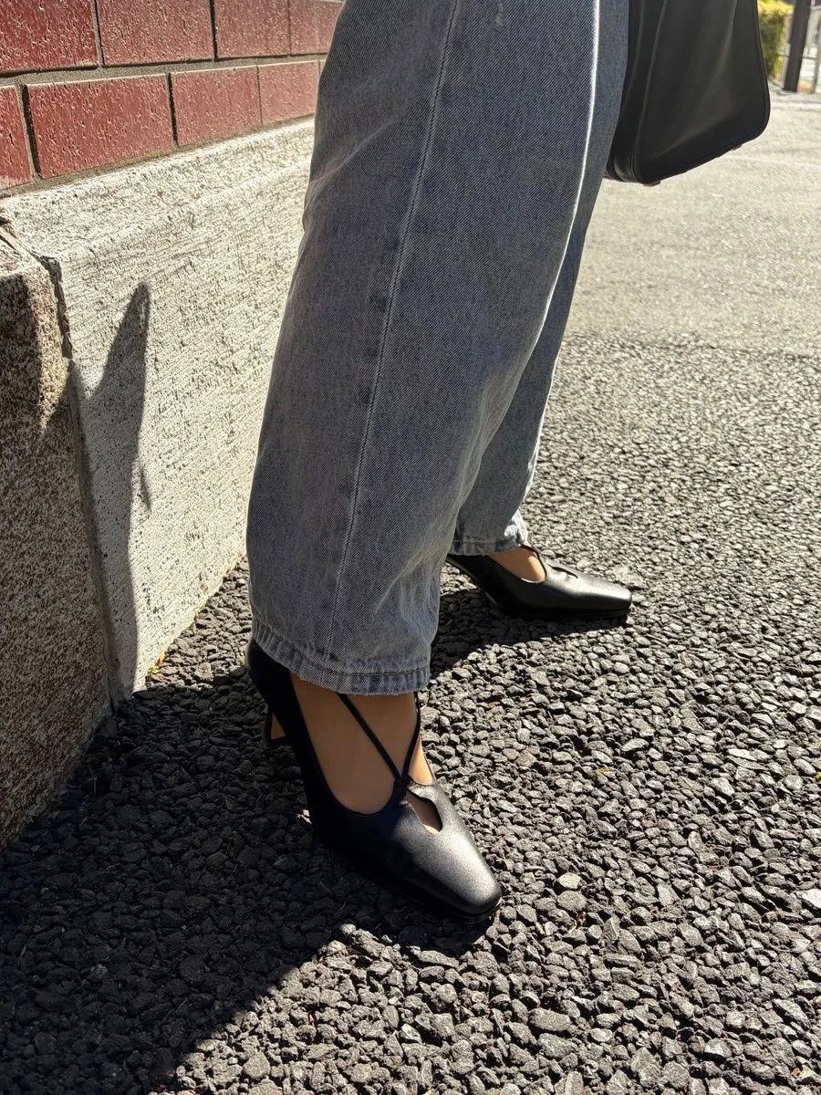 パンプスは「フェチコ」。「黒のラインはデニムに合わせて、少し外す感覚で。女性らしさの中に程よいシャープさがあり、ラフなデニムスタイルもきちんと感のある印象に引き締めてくれます。カラーはバッグとリンクさせ、黒で統一しました」
