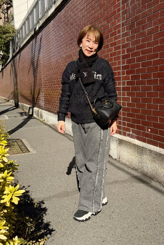 【第5位】【60代お手本スナップ】「冬の黒」を品よく華やかにするには？「ルイ・ヴィトン」の小物使いが秀逸な大人カジュアルスタイル