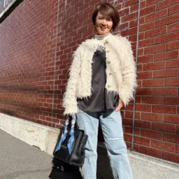 【第6位】【60代お手本スナップ】「デニムパンツ」をフェミニンに着こなすには？「ファー」「レース」でつくる大人の品格コーデ
