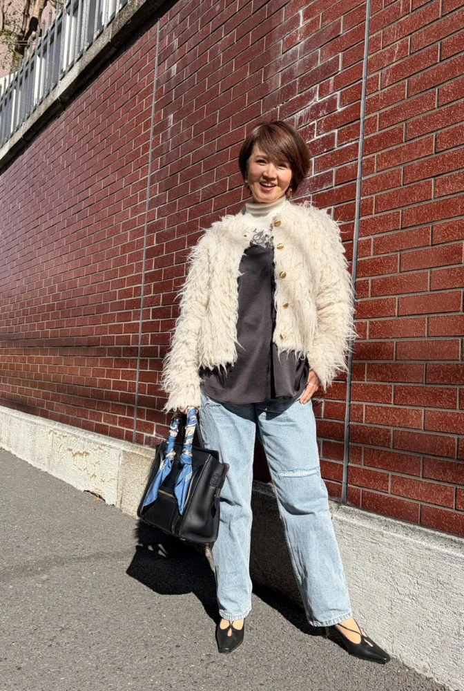 【第6位】【60代お手本スナップ】「デニムパンツ」をフェミニンに着こなすには？「ファー」「レース」でつくる大人の品格コーデ