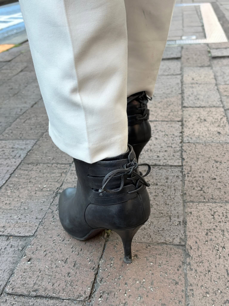 靴は「フェラガモ」のバッグリボンのショートブーツ。「黒のショートブーツでキリッと引き締め。甘さとクールさのバランスを楽しんでいます。細い紐のリボンなので、子どもっぽくなりすぎないキュートさが好きなんです」