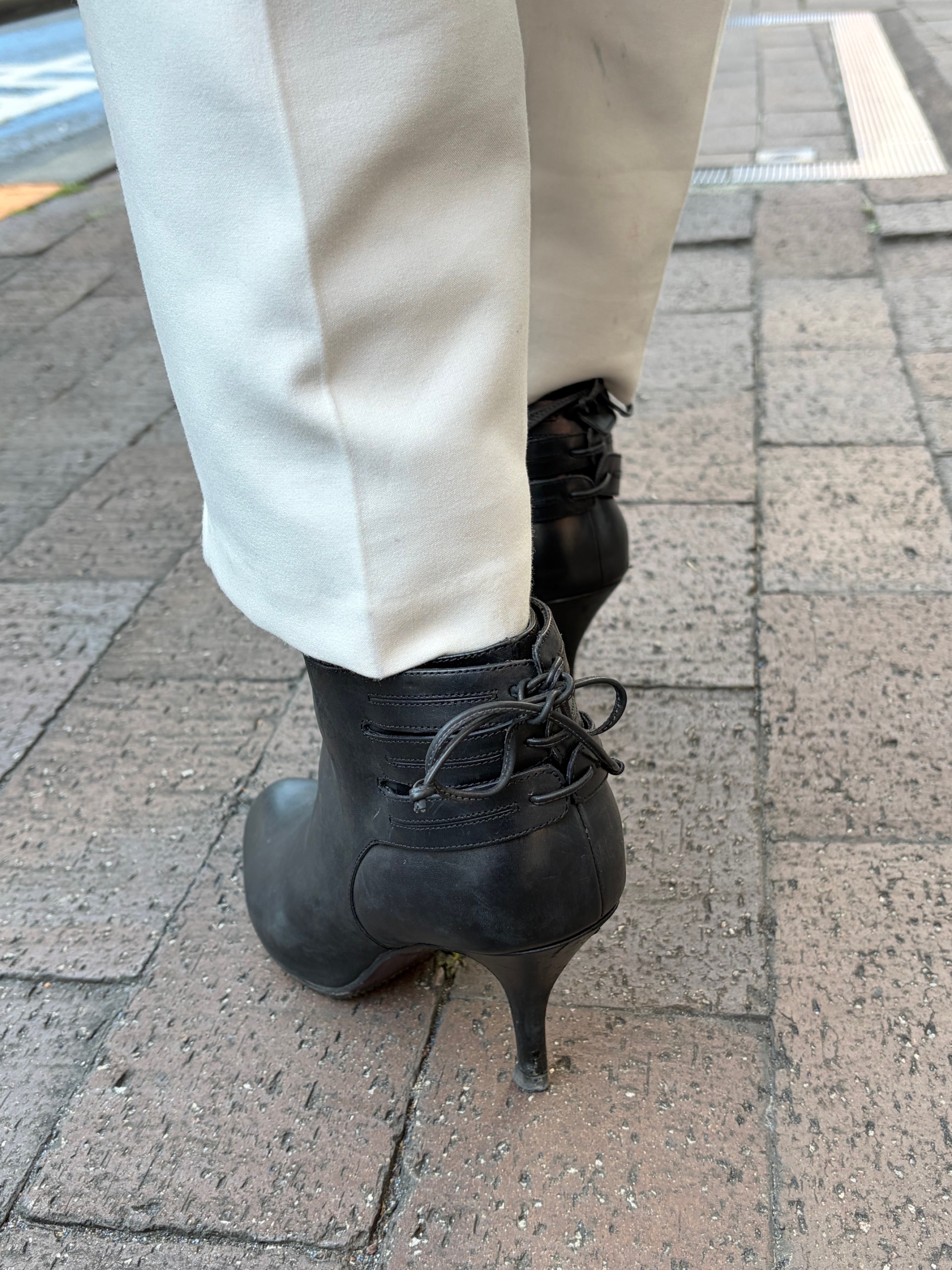 靴は「フェラガモ」のバッグリボンのショートブーツ。「黒のショートブーツでキリッと引き締め。甘さとクールさのバランスを楽しんでいます。細い紐のリボンなので、子どもっぽくなりすぎないキュートさが好きなんです」