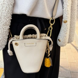 「シーバイクロエ」のショルダーで、カジュアルをランクアップ。「携帯と長財布も入る優れもの。コーデのポイントになるサイズ感で便利！パイナップルのチャーム付きだったのが決め手でした」