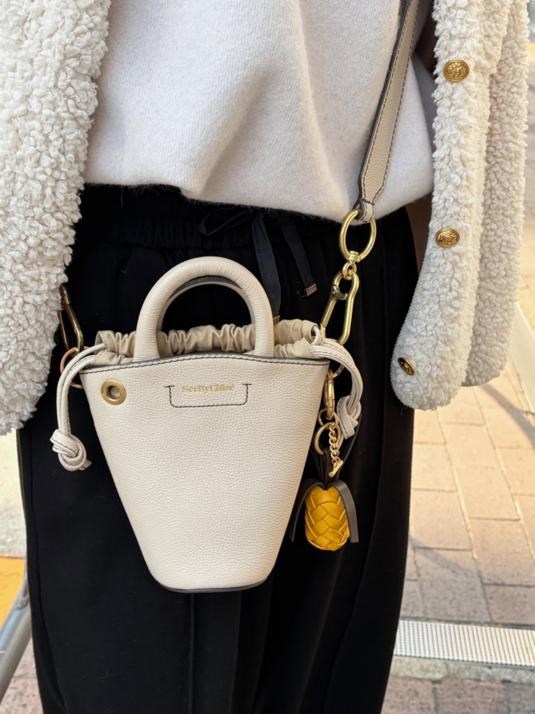 「シーバイクロエ」のショルダーで、カジュアルをランクアップ。「携帯と長財布も入る優れもの。コーデのポイントになるサイズ感で便利!パイナップルのチャーム付きだったのが決め手でした」