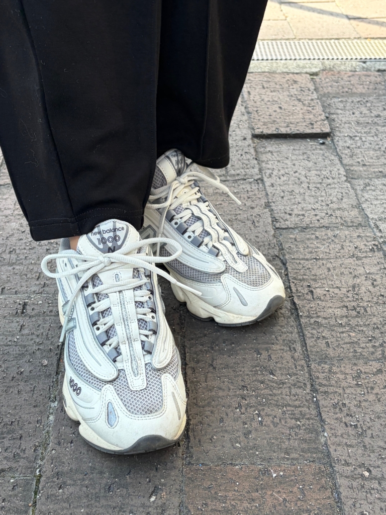 スニーカーはニューバランス