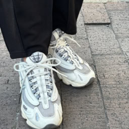 「マイブームの『ニューバランス』。配色もモノトーンで、スポーティすぎないルックスだから、どんなコーデにも対応する万能級。デイリーコーデを格上げする一足なので、大事に使っています」