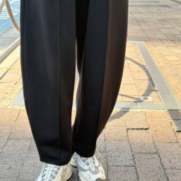 「バントロア」のボトムはスウェット素材で動きやすい。「センタープレス入りなので、スニーカー合わせでもご近所スタイルにならずきれいめに。ウエストゴムで、カーブのデザインが脚長効果を出してくれるのもお気に入りです」