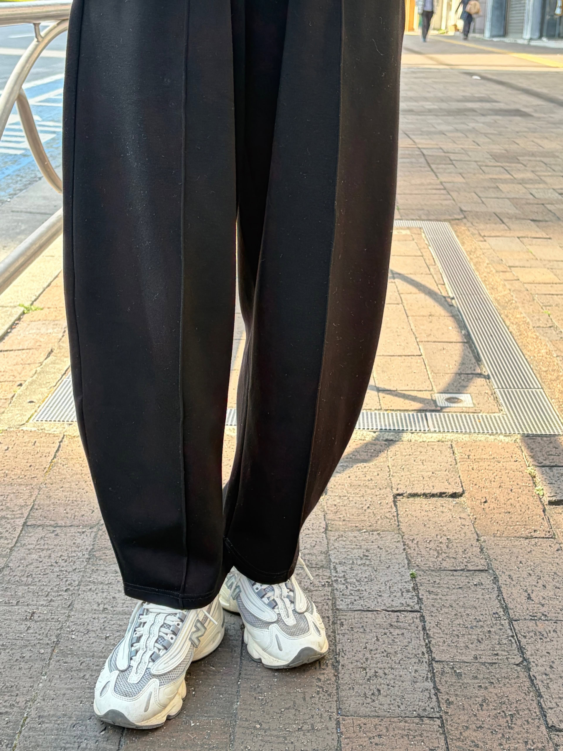 「バントロア」のボトムはスウェット素材で動きやすい。「センタープレス入りなので、スニーカー合わせでもご近所スタイルにならずきれいめに。ウエストゴムで、カーブのデザインが脚長効果を出してくれるのもお気に入りです」