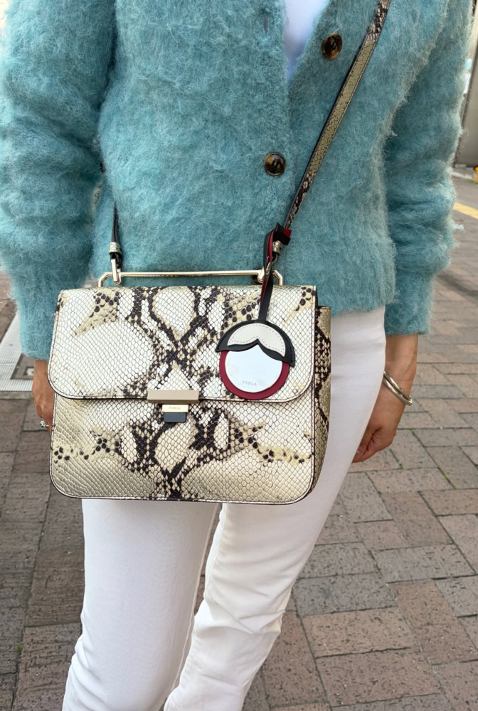 バッグはFURLA