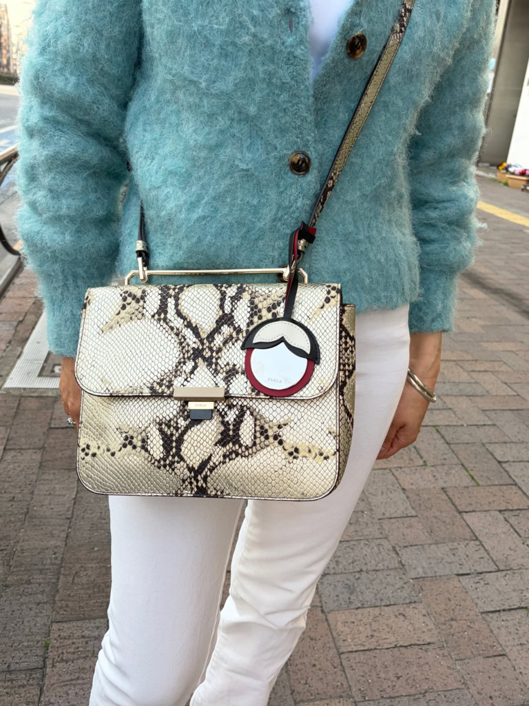 バッグはFURLA
