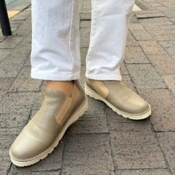 靴は「JCハートレーベル」。「とにかくやわらかくて歩きやすいんです。スッと履けて靴ひももないので、結ぶ手間もいらないのがうれしいですね」。軽やかな春色コーデを、足元から優しく支えます。