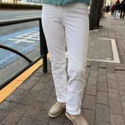 白のコーデュロイパンツは「サムシング」のもの。「デニムブランドならではの安心感があり、脚をすらりときれいに見せてくれる頼れる一本。白でも膨張して見えないのもうれしいですし、カジュアルすぎないところも着やすいんですよね。大人世代にも心強い白パンツです」