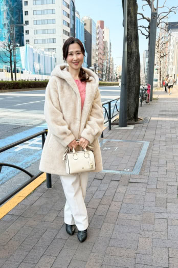 【60代お手本スナップ】ミルクティーコーデに「フェラガモ」黒ブーツで甘さと品格のバランスが絶妙な大人の洗練スタイル