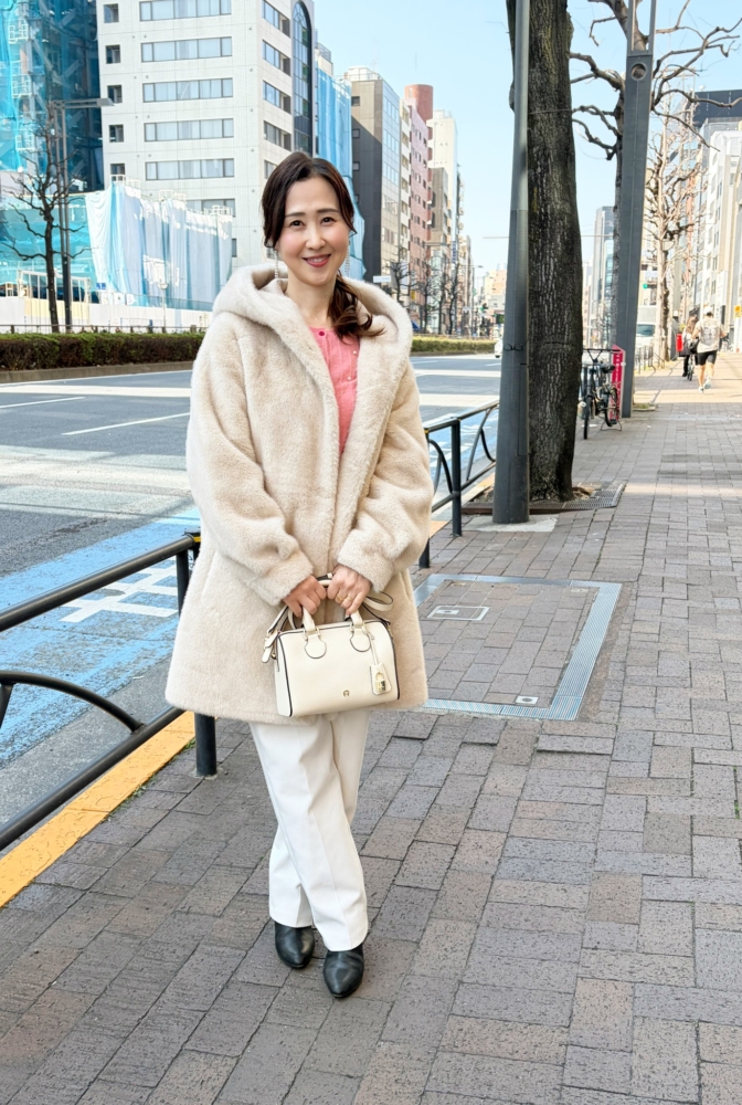 【60代お手本スナップ】ミルクティーコーデに「フェラガモ」黒ブーツで甘さと品格のバランスが絶妙な大人の洗練スタイル