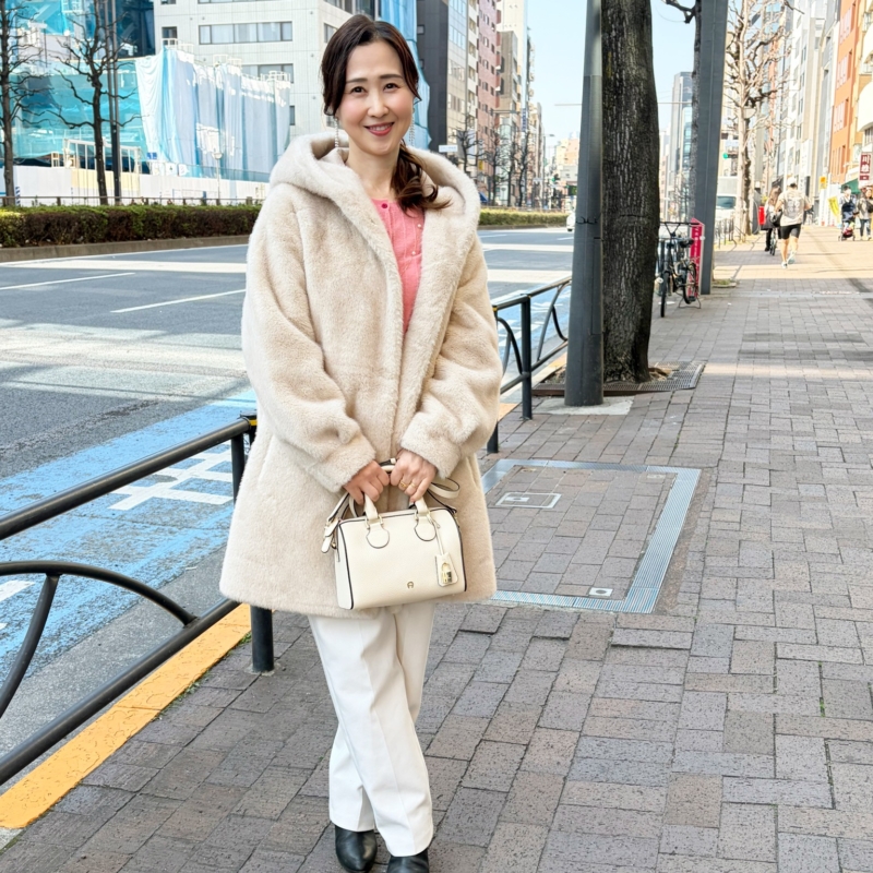 【60代お手本スナップ】ミルクティーコーデに「フェラガモ」黒ブーツで甘さと品格のバランスが絶妙な大人の洗練スタイル