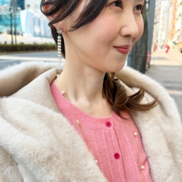 インナーには「RESERVED」の春色ニットをあわせて、パールアクセサリーで華やかに。「ネックレスはオーダーメイド。ロングのネックレスにさりげなく入っているパールが引き立ちます。ピアスは韓国で購入したのですが、ボリュームはあるけれど下にストンを落ちるフォルムで顔まわりをすっきり見せてくれるので、よく使っています」