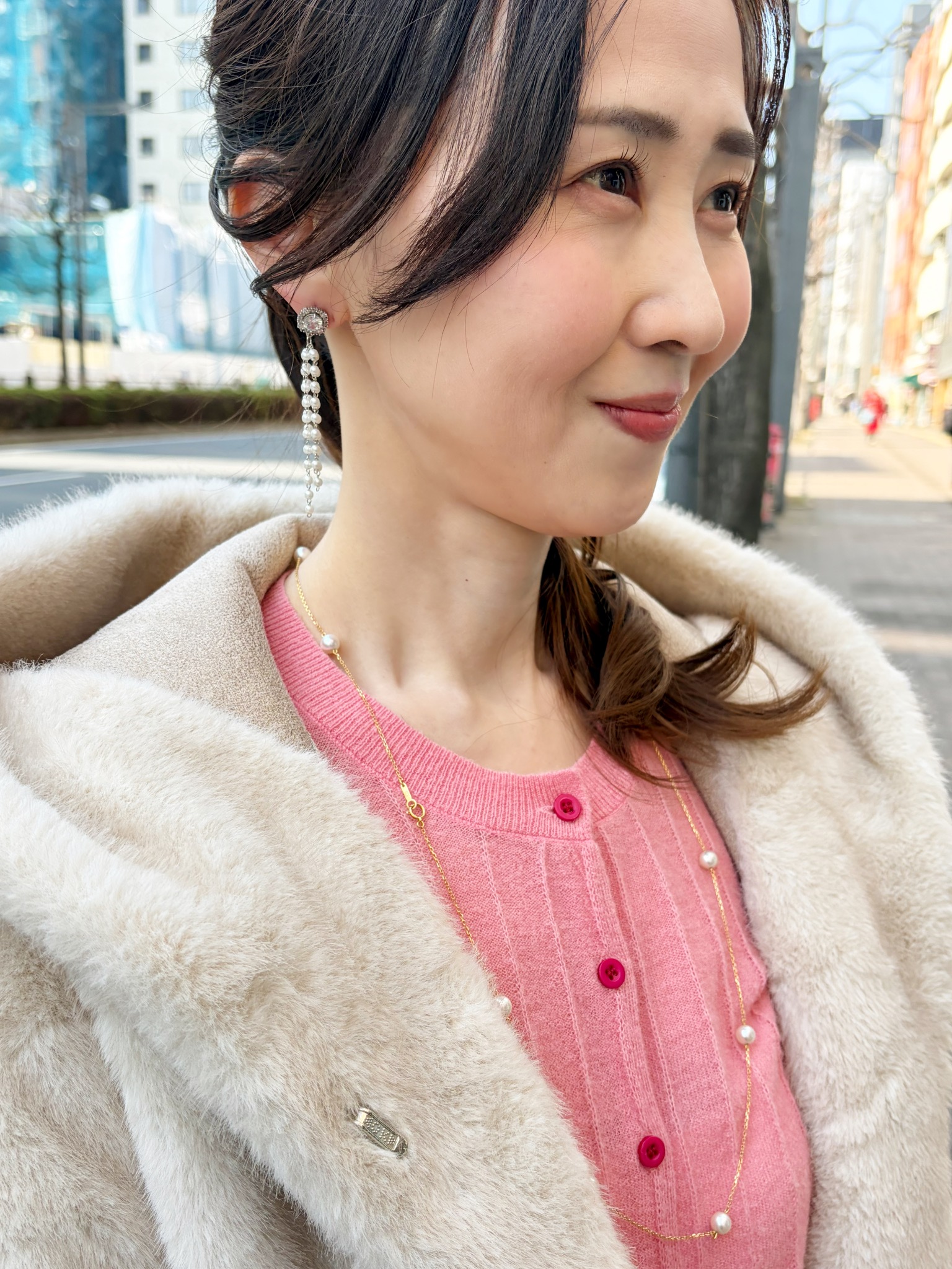 インナーには「RESERVED」の春色ニットをあわせて、パールアクセサリーで華やかに。「ネックレスはオーダーメイド。ロングのネックレスにさりげなく入っているパールが引き立ちます。ピアスは韓国で購入したのですが、ボリュームはあるけれど下にストンを落ちるフォルムで顔まわりをすっきり見せてくれるので、よく使っています」