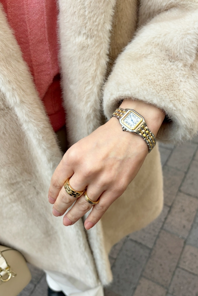 時計とリングはカルティエ