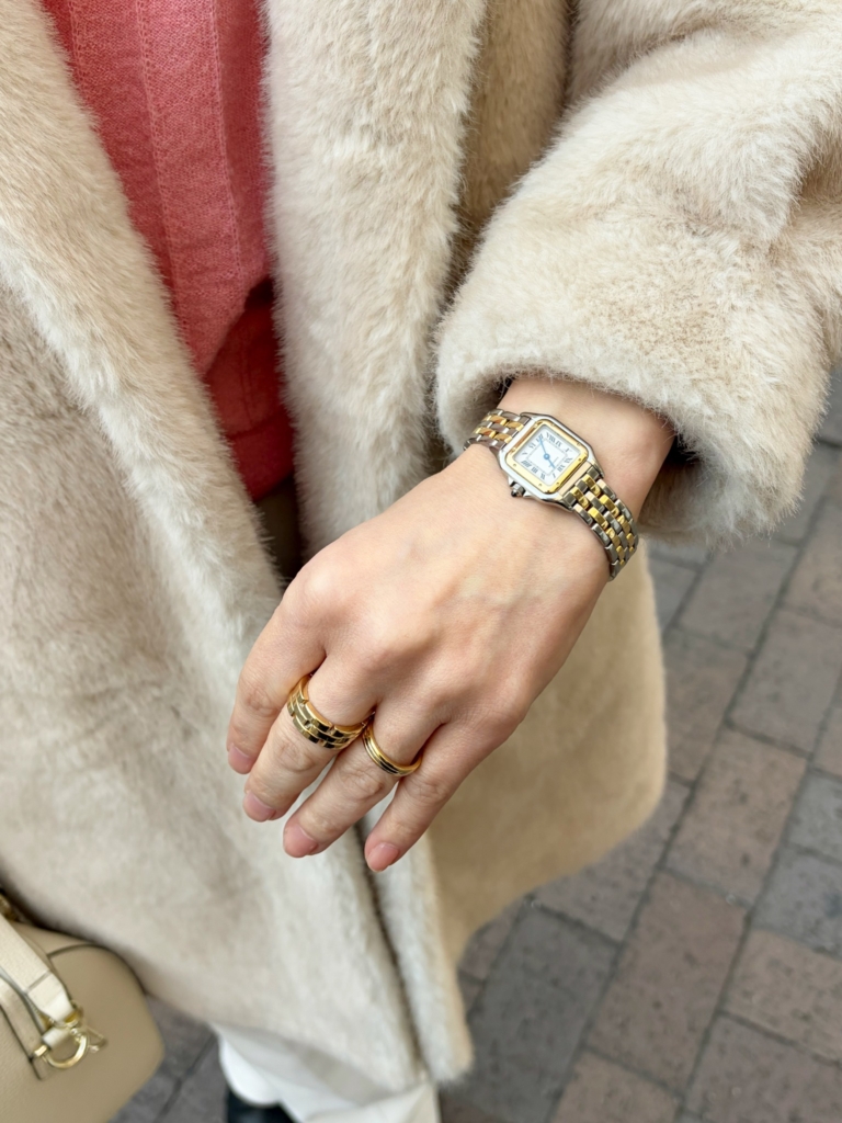 時計とリングはカルティエ