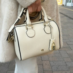 「『アイグナー』のホワイトバッグは、コンパクトなのに収納力があり、ガバッと開いて実用的。ロゴや金具がゴールドなので、アクセサリーと合わせて、コーデに統一感を出します。