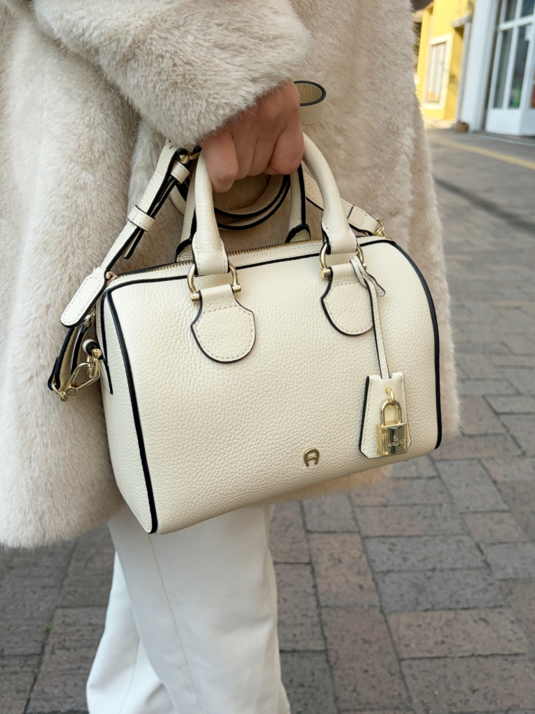 バッグはアイグナー