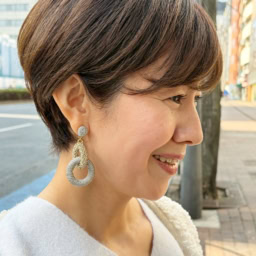 モノトーンコーデになじむ大ぶりピアス。「とがった印象ではなく、カジュアルななかにも女性らしさを出したくて。ショートカットだと顔周りがすっきりしすぎるので、大ぶりアクセがちょうどいいバランスなんです」